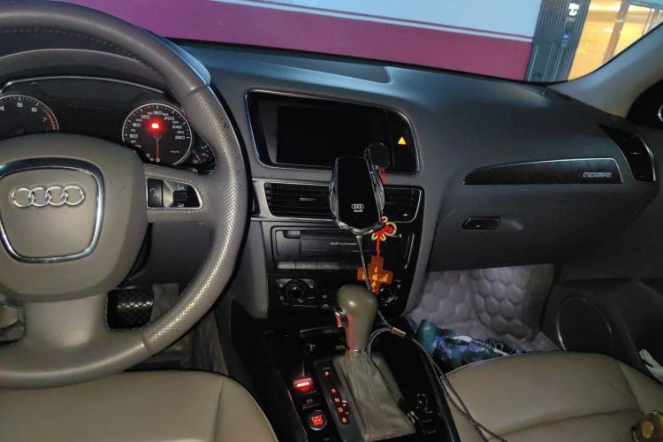 Used Audi Q5 2010 3.2 FSI Off-road Version Center Console