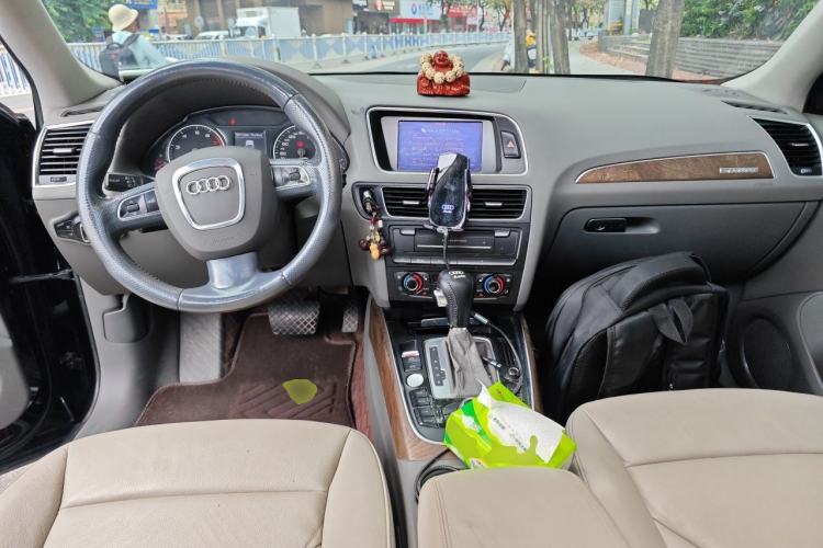 Used Audi Q5 2010 3.2 FSI Sport Edition Center Console
