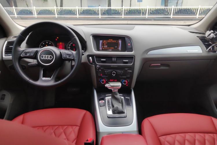 Used Audi Q5 2010 2.0TFSI Technology Edition Center Console