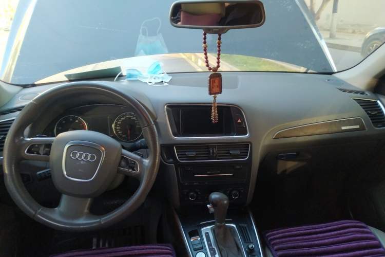 Used Audi Q5 2010 3.2 FSI Sport Edition Center Console
