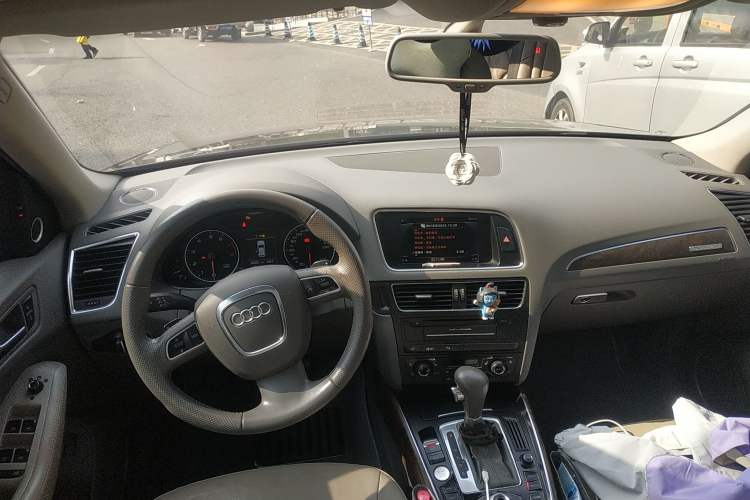 Used Audi Q5 2010 3.2 FSI Sport Edition Center Console