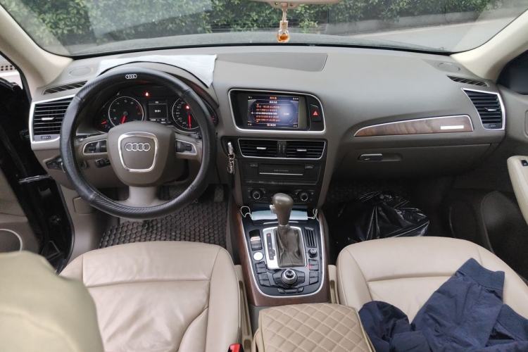 Used Audi Q5 2010 3.2 FSI Sport Edition Center Console