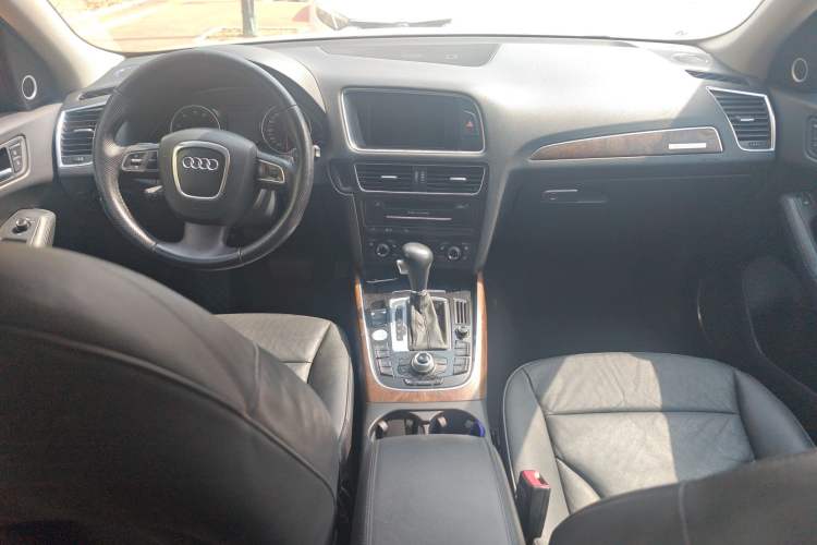 Used Audi Q5 2010 3.2 FSI Sport Edition Center Console