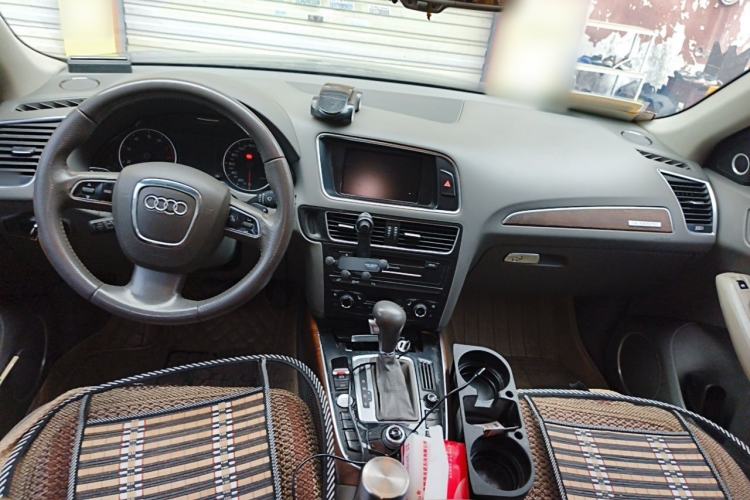 Used Audi Q5 2010 3.2 FSI Sport Edition Center Console