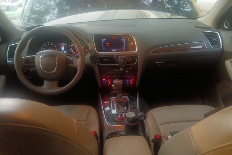 Used Audi Q5 2010 3.2 FSI Sport Edition Center Console