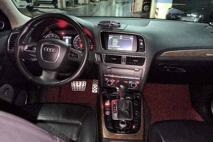 Used Audi Q5 2010 2.0TFSI Luxury Edition Center Console