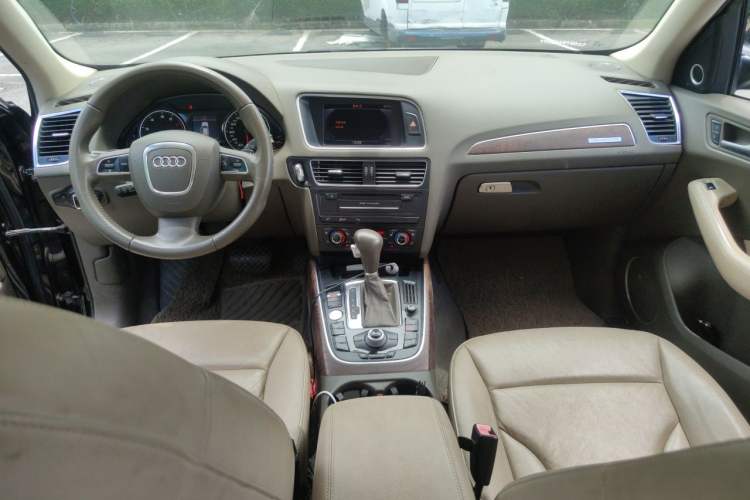 Used Audi Q5 2010 3.2 FSI Sport Edition Center Console