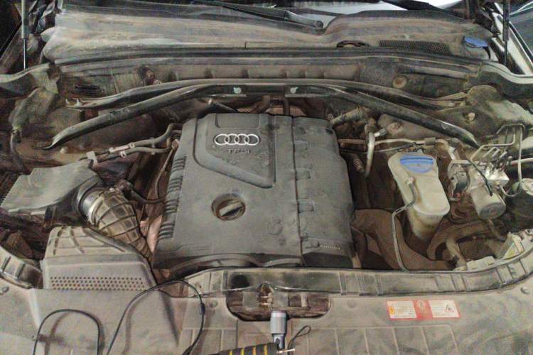 Used Audi Q5 2010 2.0TFSI Trendy Edition Engine Bay