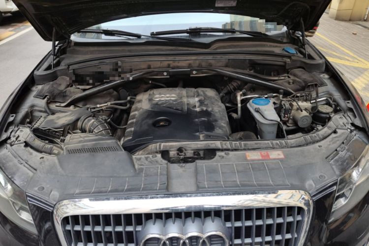 Used Audi Q5 2010 2.0TFSI Technology Edition Engine Bay