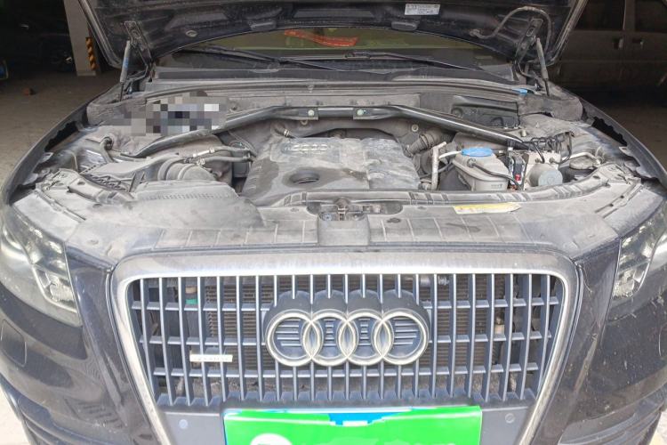 Used Audi Q5 2010 2.0TFSI Trendy Edition Engine Bay
