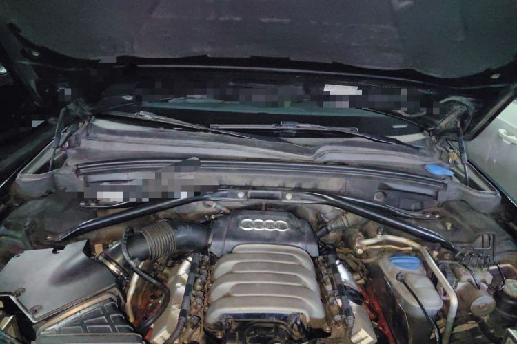 Used Audi Q5 2010 3.2 FSI Off-road Version Engine Bay