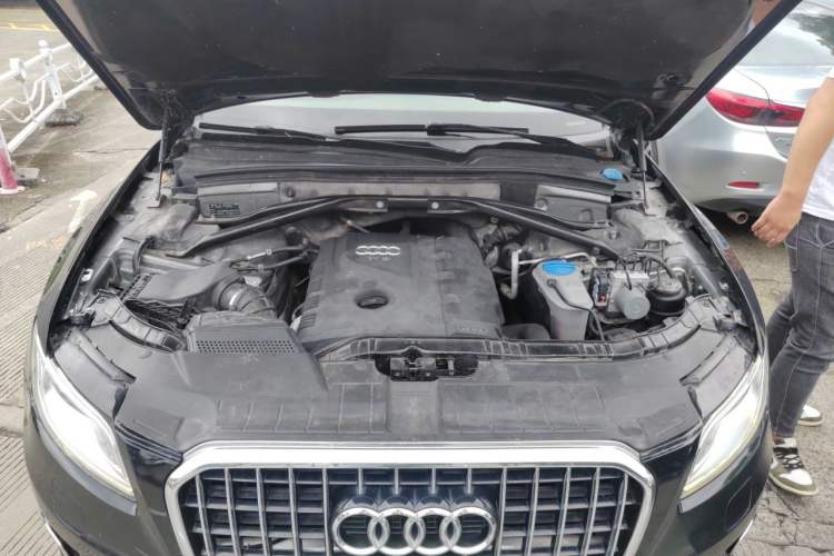 Used Audi Q5 2010 2.0TFSI Technology Edition Engine Bay