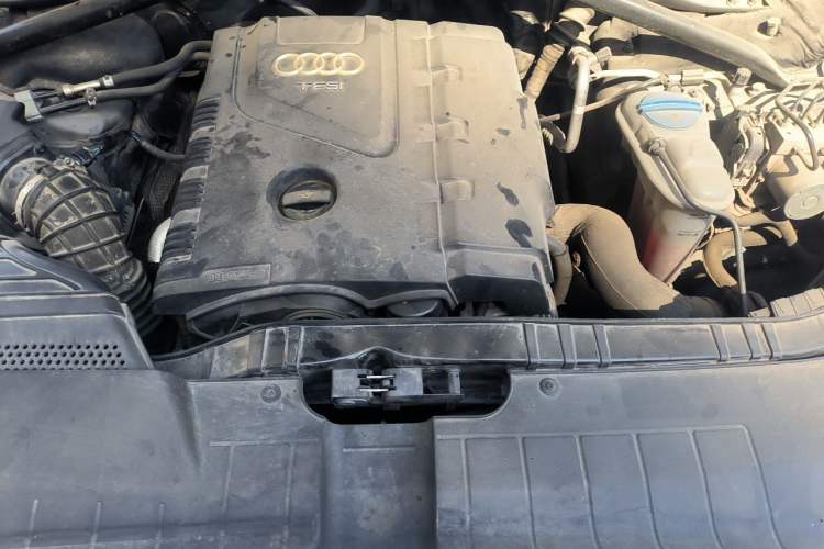 Used Audi Q5 2010 2.0TFSI Technology Edition Engine Bay
