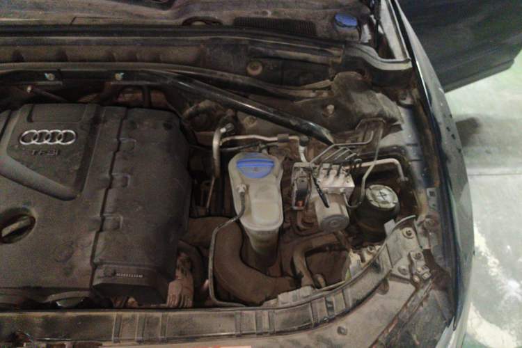 Used Audi Q5 2010 2.0TFSI Trendy Edition Engine Bay Left