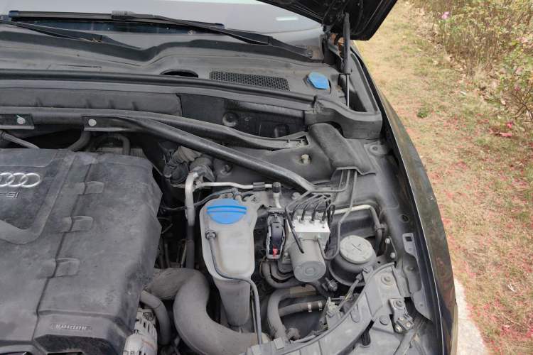 Used Audi Q5 2010 2.0TFSI Technology Edition Engine Bay Left