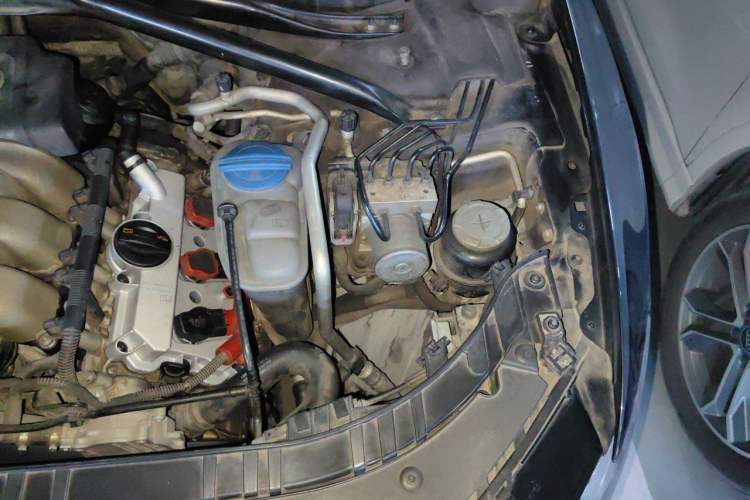 Used Audi Q5 2010 3.2 FSI Off-road Version Engine Bay Left