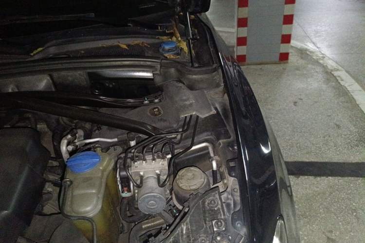 Used Audi Q5 2010 2.0TFSI Sport Edition Engine Bay Left