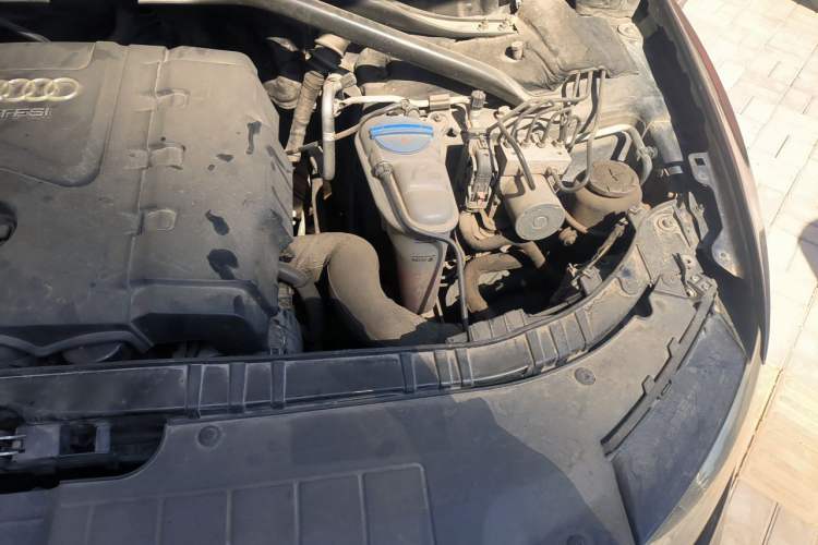 Used Audi Q5 2010 2.0TFSI Technology Edition Engine Bay Left