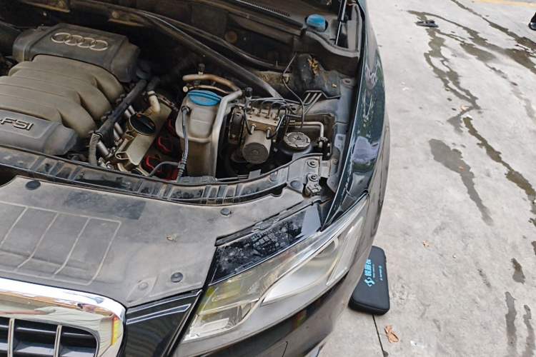 Used Audi Q5 2010 3.2 FSI Sport Edition Engine Bay Left
