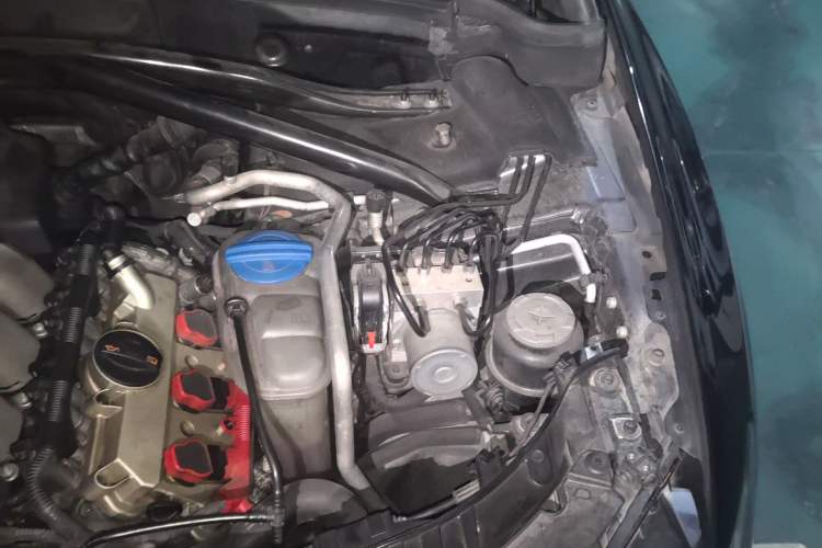 Used Audi Q5 2010 3.2 FSI Sport Edition Engine Bay Left