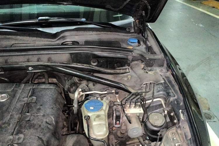 Used Audi Q5 2010 2.0TFSI Luxury Edition Engine Bay Left