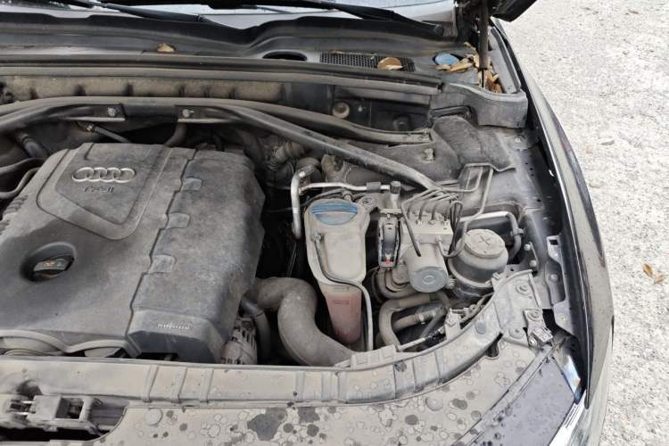 Used Audi Q5 2010 2.0TFSI Off-Road Version Engine Bay Left