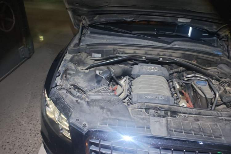 Used Audi Q5 2010 3.2 FSI Sport Edition Engine Bay Right