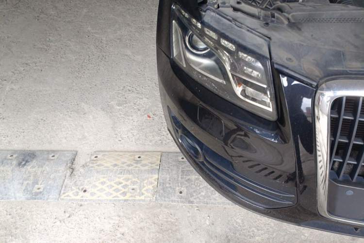 Used Audi Q5 2010 2.0TFSI Trendy Edition Engine Bay Right