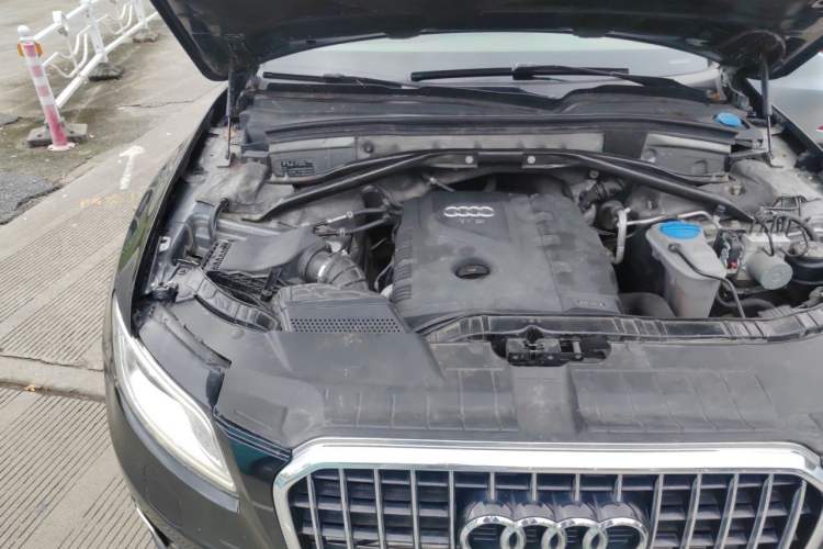 Used Audi Q5 2010 2.0TFSI Technology Edition Engine Bay Right