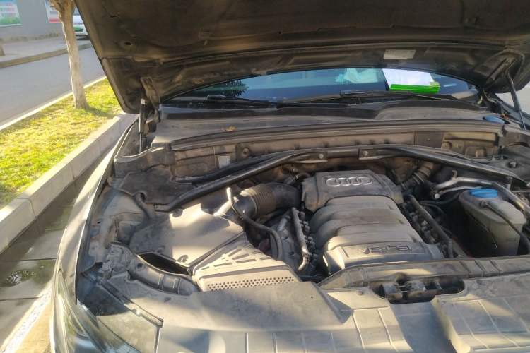 Used Audi Q5 2010 3.2 FSI Sport Edition Engine Bay Right
