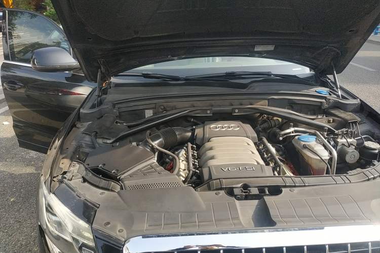 Used Audi Q5 2010 3.2 FSI Sport Edition Engine Bay Right