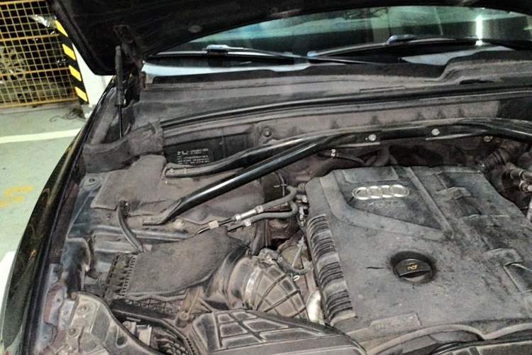 Used Audi Q5 2010 2.0TFSI Luxury Edition Engine Bay Right