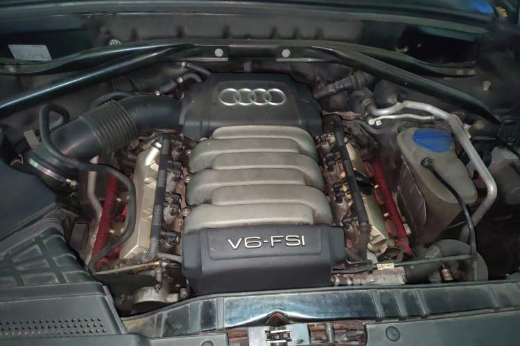 Used Audi Q5 2010 3.2 FSI Sport Edition Engine Bay