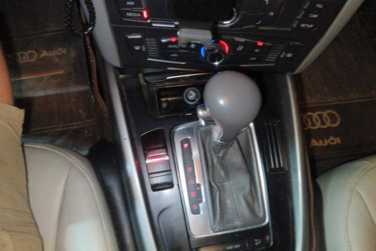 Used Audi Q5 2010 2.0TFSI Trendy Edition Gear Lever