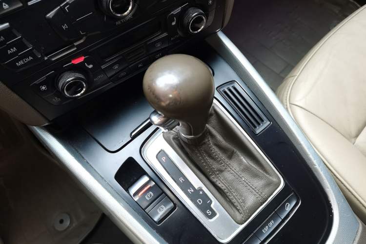 Used Audi Q5 2010 2.0TFSI Technology Edition Gear Lever