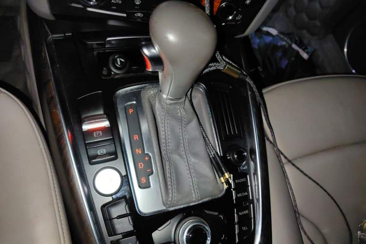 Used Audi Q5 2010 3.2 FSI Off-road Version Gear Lever
