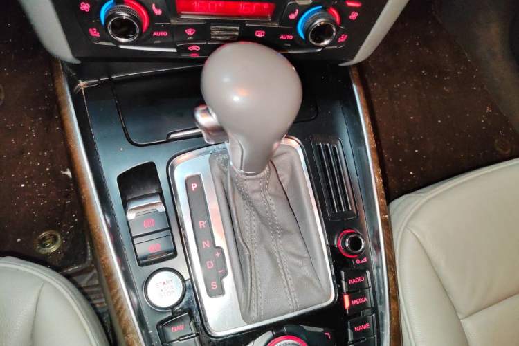 Used Audi Q5 2010 3.2 FSI Sport Edition Gear Lever