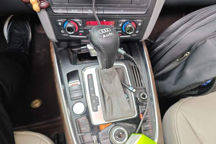 Used Audi Q5 2010 3.2 FSI Sport Edition Gear Lever