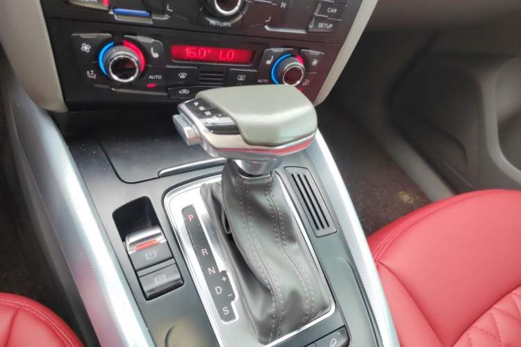 Used Audi Q5 2010 2.0TFSI Technology Edition Gear Lever