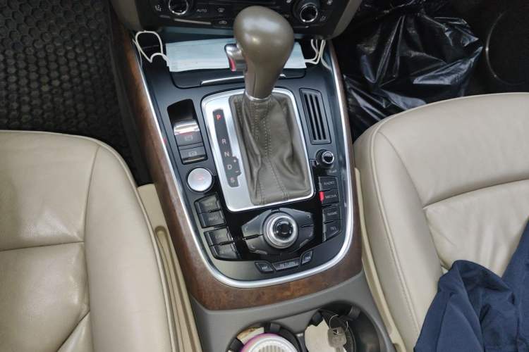 Used Audi Q5 2010 3.2 FSI Sport Edition Gear Lever