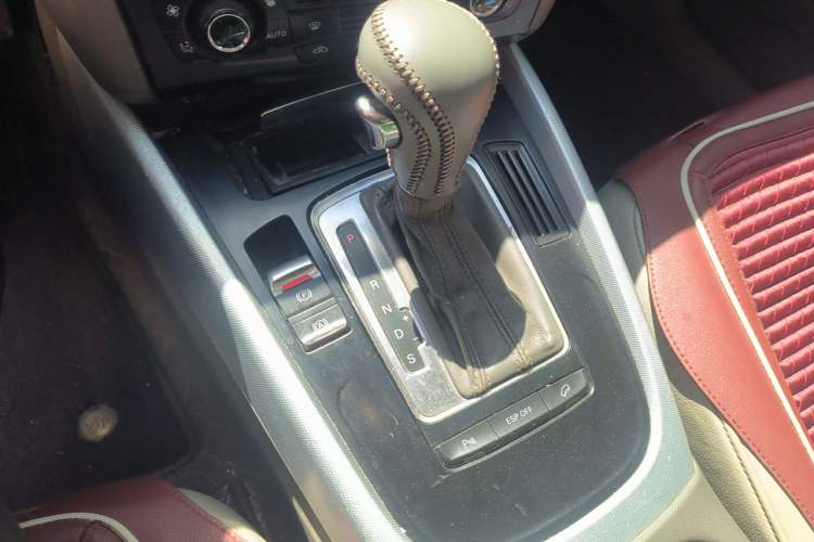 Used Audi Q5 2010 2.0TFSI Technology Edition Gear Lever