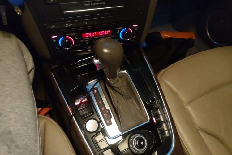 Used Audi Q5 2010 3.2 FSI Sport Edition Gear Lever