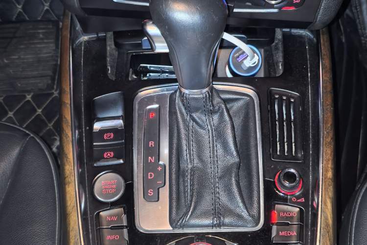 Used Audi Q5 2010 3.2 FSI Sport Edition Gear Lever