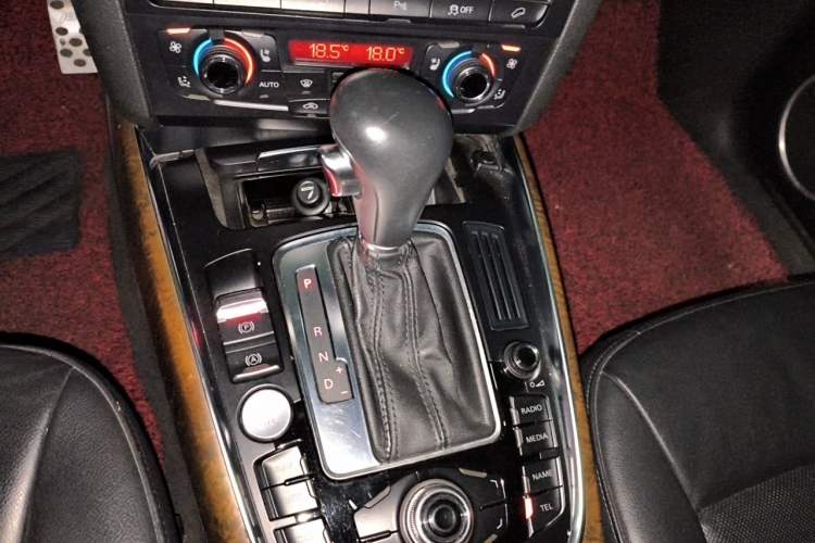 Used Audi Q5 2010 2.0TFSI Luxury Edition Gear Lever
