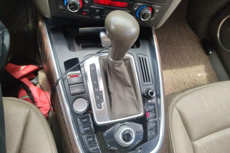 Used Audi Q5 2010 3.2 FSI Sport Edition Gear Lever
