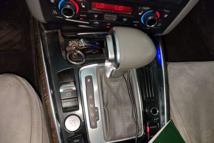 Used Audi Q5 2010 3.2 FSI Sport Edition Gear Lever