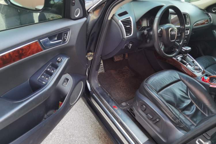 Used Audi Q5 2010 2.0TFSI Comfort Version Interior 3