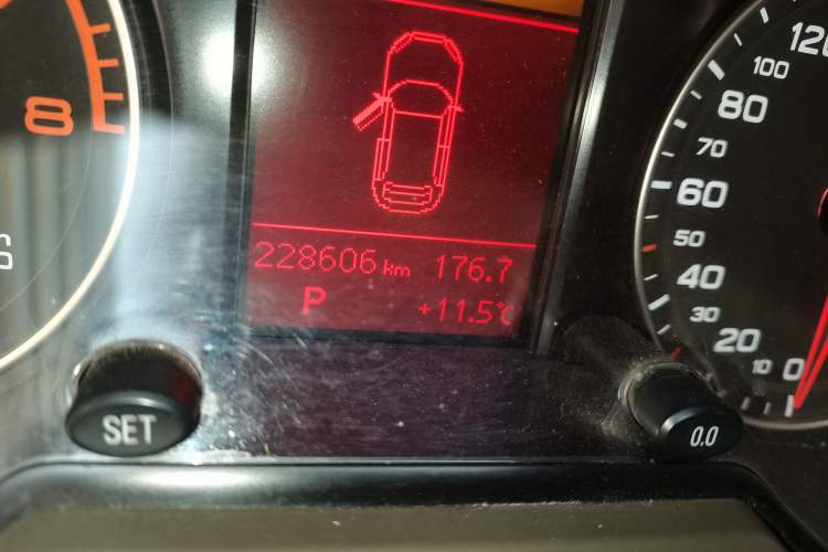 Used Audi Q5 2010 2.0TFSI Technology Edition Odometer Close Up