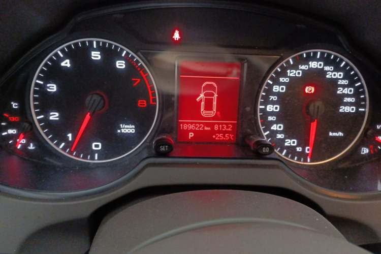 Used Audi Q5 2010 2.0TFSI Trendy Edition Odometer Close Up