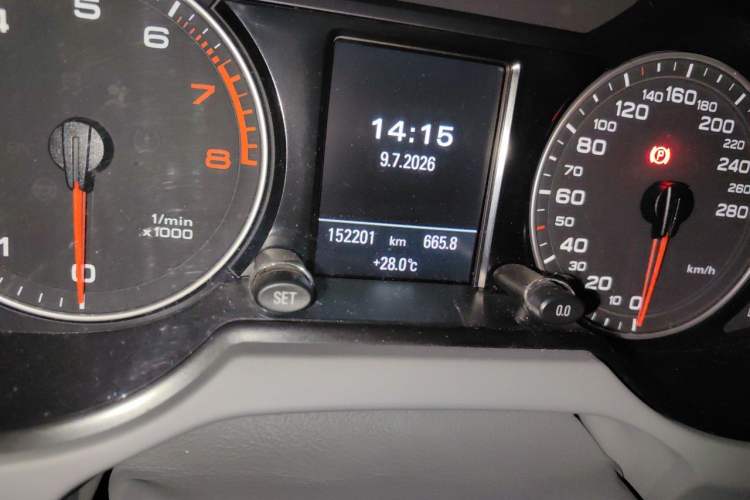 Used Audi Q5 2010 3.2 FSI Off-road Version Odometer Close Up